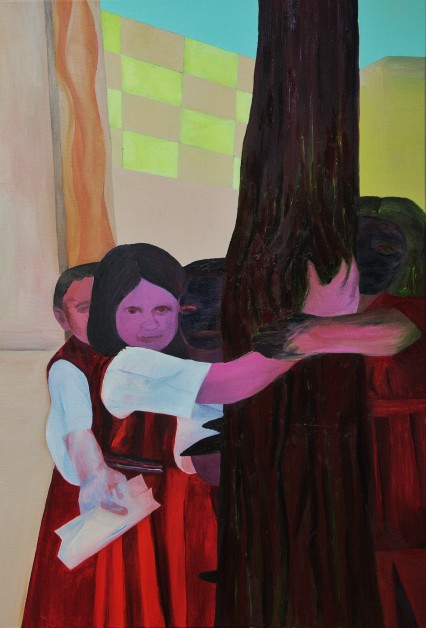 Obraz przedstawia cztery dziewczynki obejmujące drzewo. Dziewczynki są tak samo ubrane: mają na sobie czerwone sukienki. Dwie z nich mają czarne twarze. Jedna z postaci trzyma w ręce kawałek papieru. Spoczywająca na pniu dłoń wyodrębnionej od reszty postac