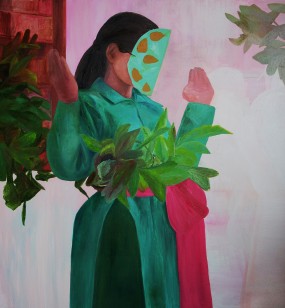 Obraz przedstawia kobietę wykonującą gest oranta, której twarz zakrywa turkusowa maska w różowe plamy. Kobieta została ujęta w pozycji stojącej, od kolan w górę, z półprofilu, na tle bladoróżowej ściany. Ma na sobie intensywnie turkusową tunikę przepasaną 